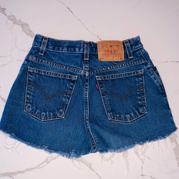 ❤️SOLD❤️ High Rise Levi cutoffs - Picture 4 of 5